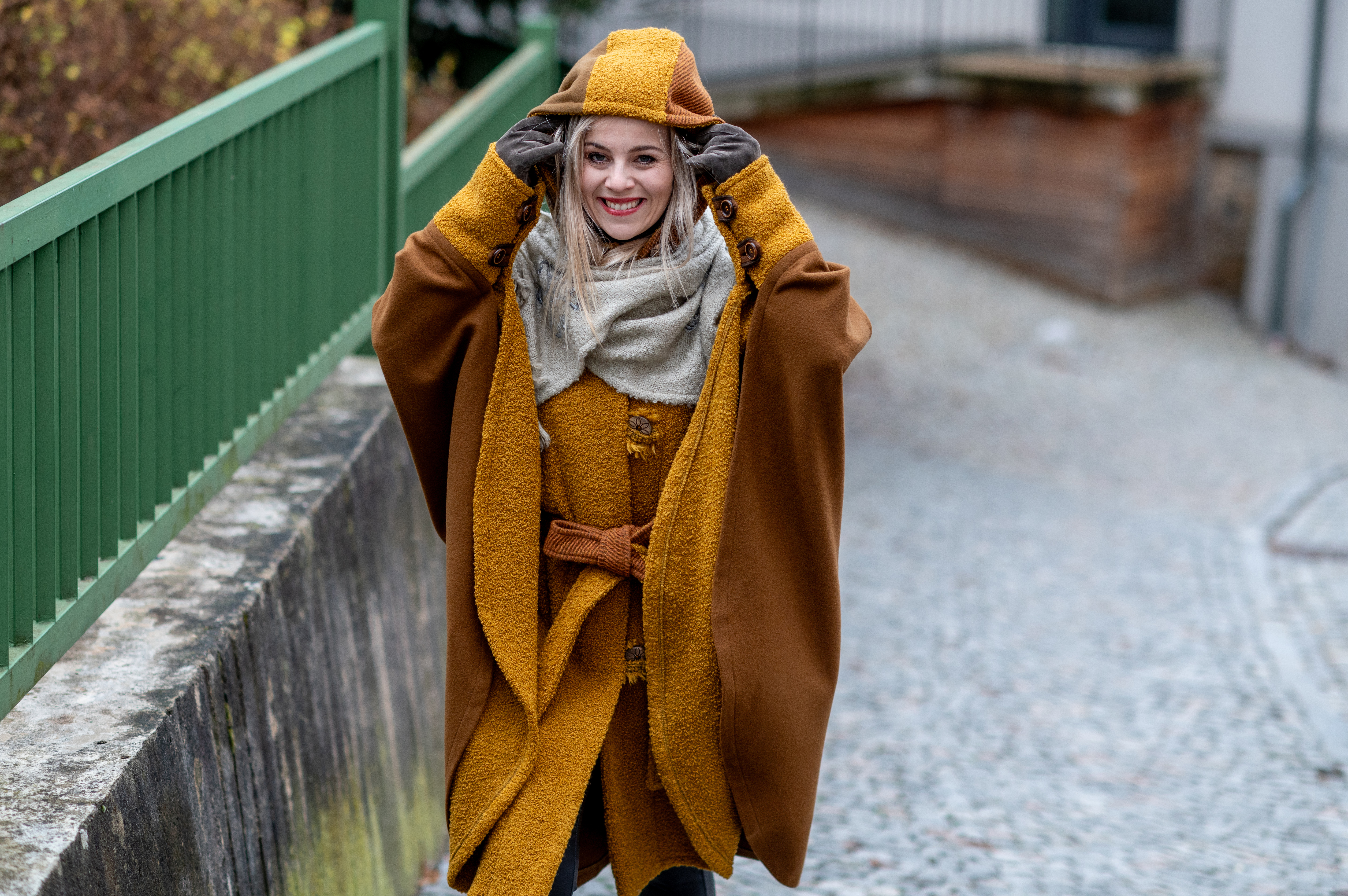 Vlněná pelerína - okrová